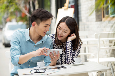 微信购物青年情侣坐在咖啡馆里背景
