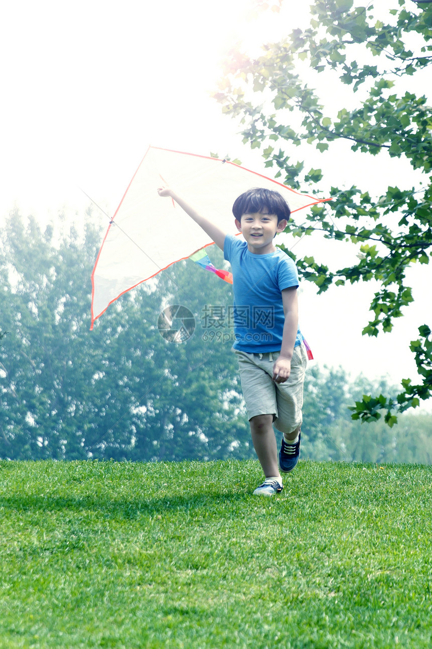 童年小男孩放风筝图片
