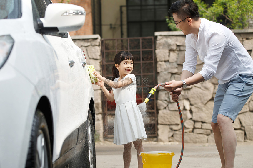 两个人清洗户外快乐父女擦洗汽车图片
