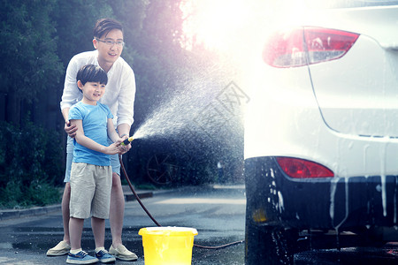 清洗路面快乐父子擦洗汽车背景