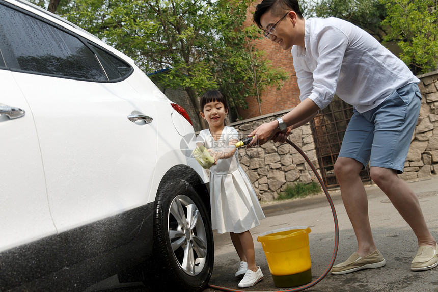 动态动作5到6岁认真的快乐父女擦洗汽车图片