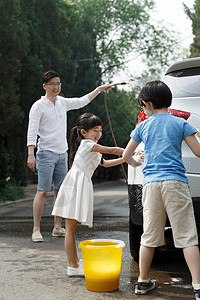 活力可爱的天真快乐家庭擦洗汽车图片