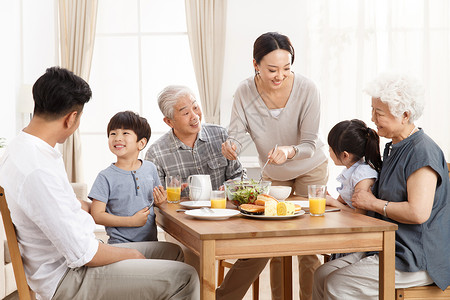 儿童餐具套餐祖父幸福家庭吃早餐背景