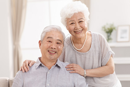 健康的幸福的老年夫妇在客厅特写高清图片素材