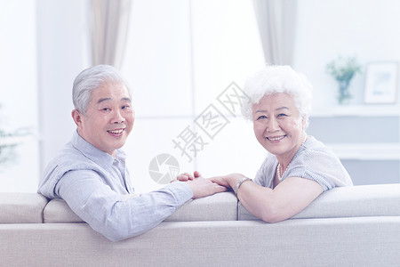 幸福的老年夫妇在客厅家庭高清图片素材