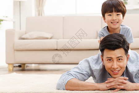 小毯子快乐的父子在客厅玩耍背景