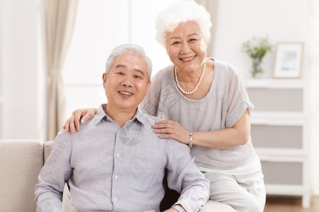 人微笑的永远年轻幸福的老年夫妇在客厅浪漫高清图片素材