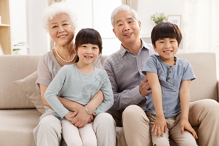 外国家庭老年人儿童亚洲人幸福家庭在客厅合影背景