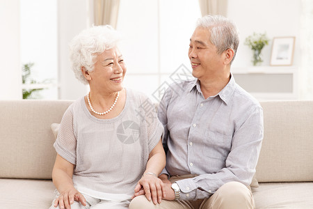 休闲生活妻子人幸福的老年夫妇在客厅住宅内部高清图片素材