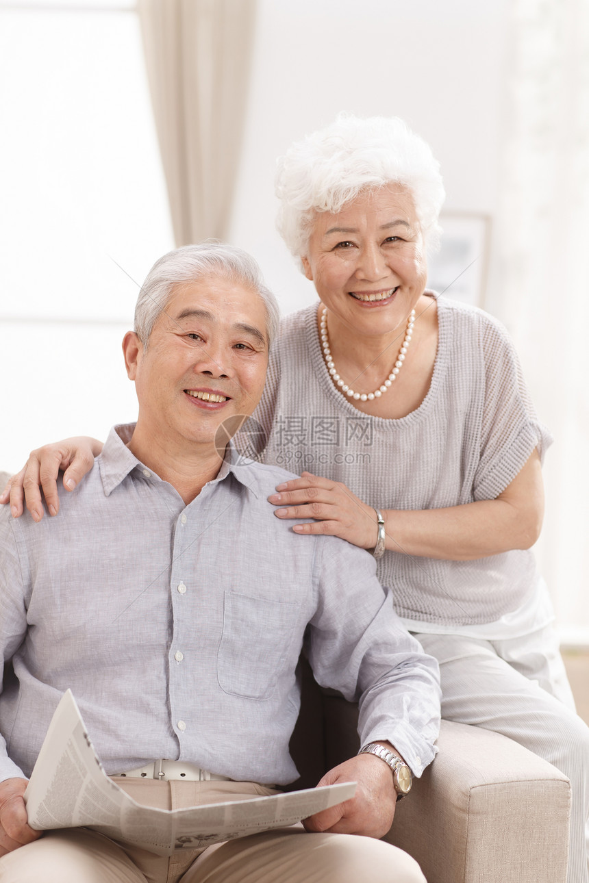 彩色图片休闲追求东方人幸福的老年夫妇在客厅图片
