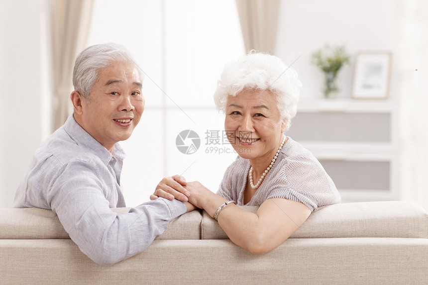 住宅内部妻子人老心不老幸福的老年夫妇在客厅