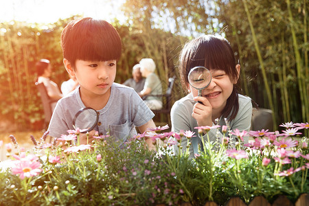 夏天的男孩女孩两个儿童在庭院里玩耍背景