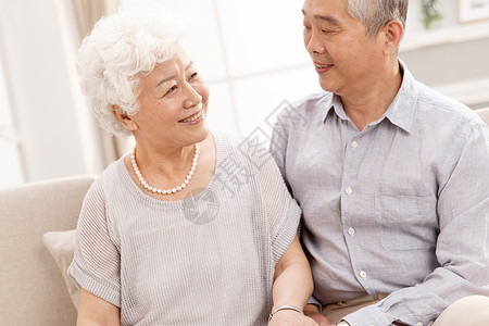家庭休闲老人幸福的老年夫妇在客厅图片