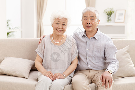 健康生活方式婚姻幸福的老年夫妇在客厅住宅房间高清图片素材