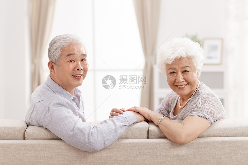健康的休闲生活成年人幸福的老年夫妇在客厅图片