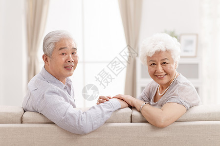 健康的休闲生活成年人幸福的老年夫妇在客厅白头发高清图片素材