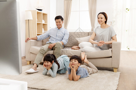 休闲生活男孩相伴幸福家庭在客厅看电视图片
