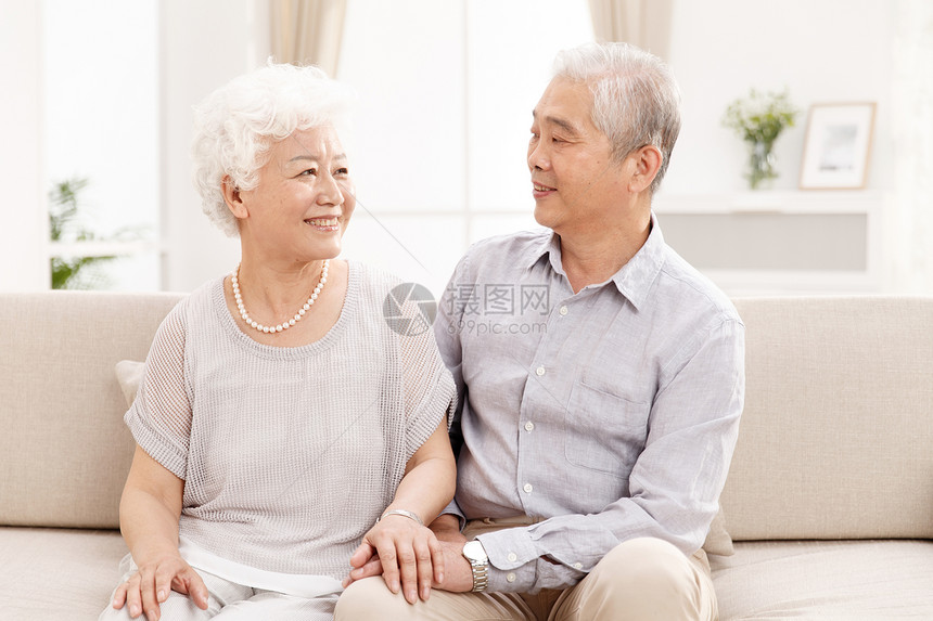 肖像成年人异恋幸福的老年夫妇在客厅图片