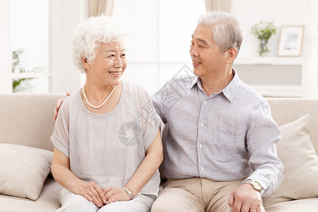 健康生活方式相伴休闲装幸福的老年夫妇在客厅退休高清图片素材