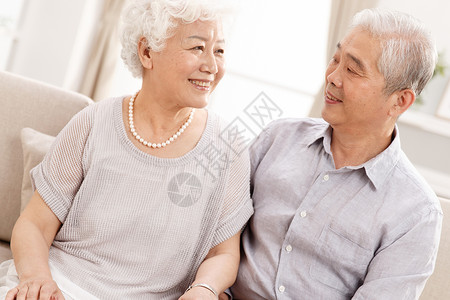 婚姻成年人起居室幸福的老年夫妇在客厅健康的高清图片素材