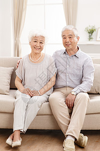 坐着微笑彩色图片幸福的老年夫妇在客厅快乐高清图片素材