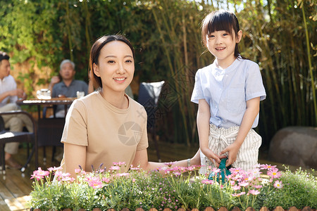 花盆中女孩夏天幸福家庭在庭院里背景