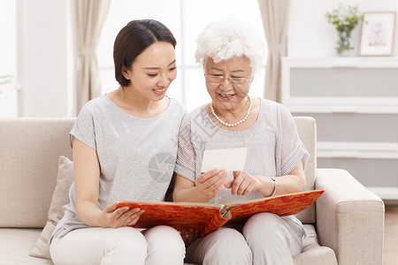 爱在母亲节字体老年人健康的东方人幸福快乐的母女在看照片背景
