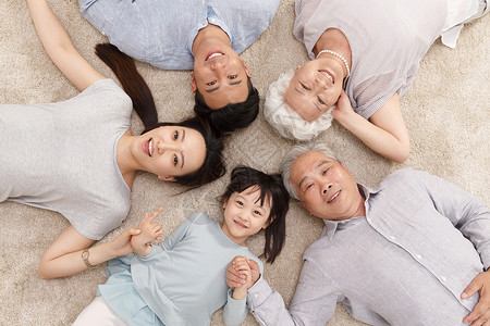 快乐家庭躺在地上高清图片