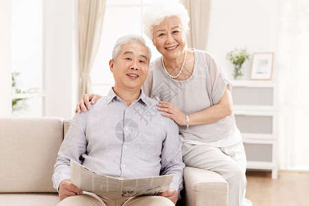 住宅内部摄影关爱幸福的老年夫妇在客厅高清图片