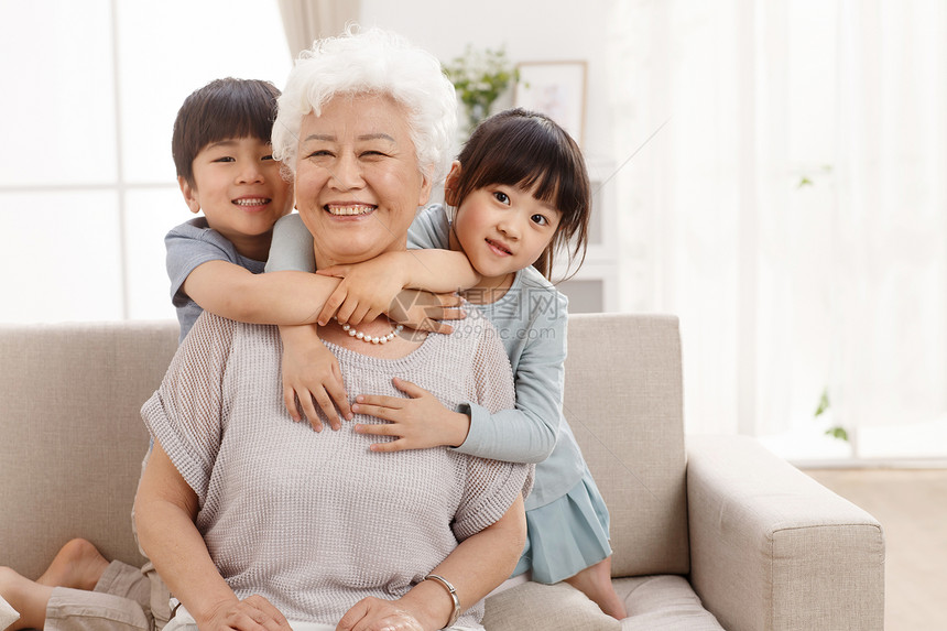 东亚60多岁孙子男孩女孩和祖母在客厅图片