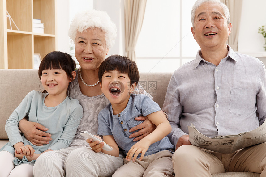 水平构图兄弟姐妹起居室幸福家庭在客厅看电视图片