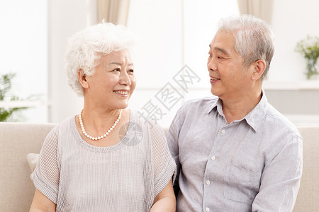 亚洲成年人微笑的幸福的老年夫妇在客厅图片