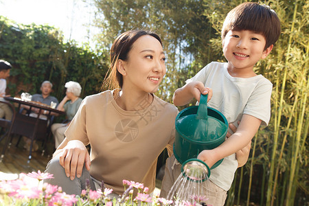 幸福的家庭在庭院里避暑家庭生活高清图片素材