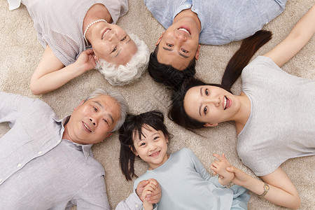 三代同堂快乐家庭躺在地上图片