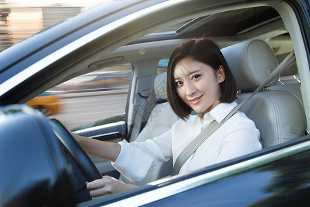 高雅青年女人开车安全带高清图片素材