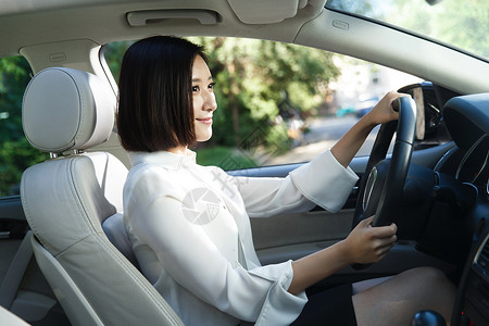 青年女人开车安全带高清图片素材