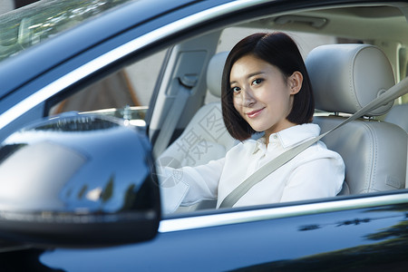 短发青年女人开车交通工具高清图片素材