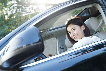 交通方式青年女人开车安全带高清图片素材