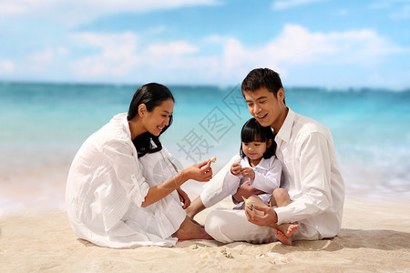 海边玩沙子夏日海边玩耍的一家人背景