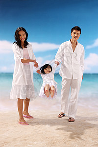 幸福家庭在海边图片