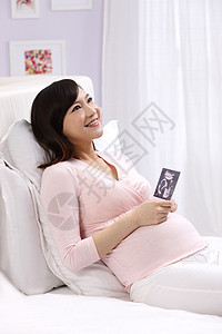 健康生活方式青年人孕妇拿着超声波照片高清图片