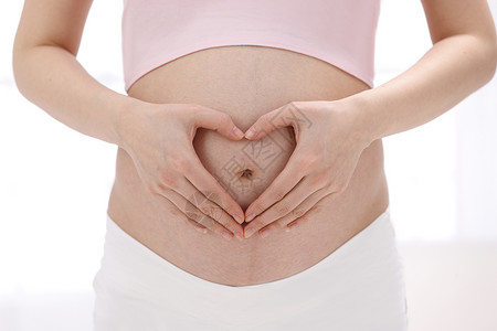 新个人简历表格女人满意身体保养孕妇在肚子上做心形手势背景
