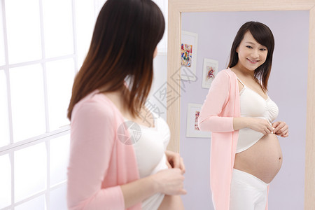 健康的摄影自信孕妇照镜子图片