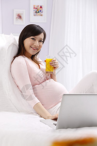 美味满意孕妇喝果汁图片