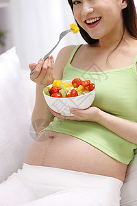 孕妇在家吃水果高清图片