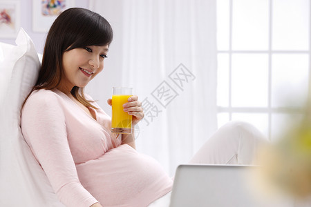 彩色图片骄傲孕妇喝果汁高清图片