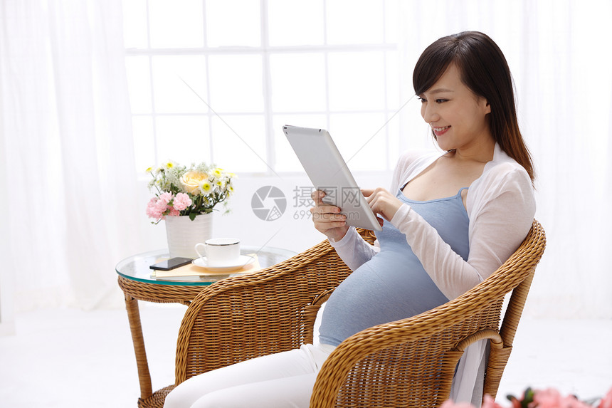 生长渴望孕育孕妇看平板电脑图片