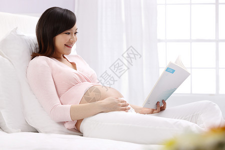 睡衣爱休闲孕妇看书图片素材