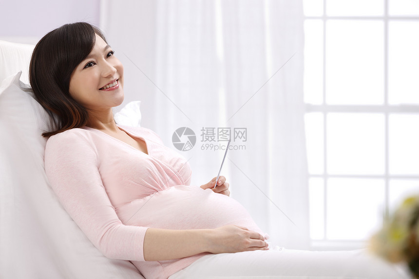 孕妇拿着超声波照片图片