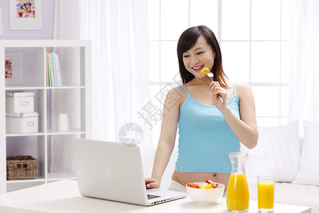 孕妇在家吃水果图片素材